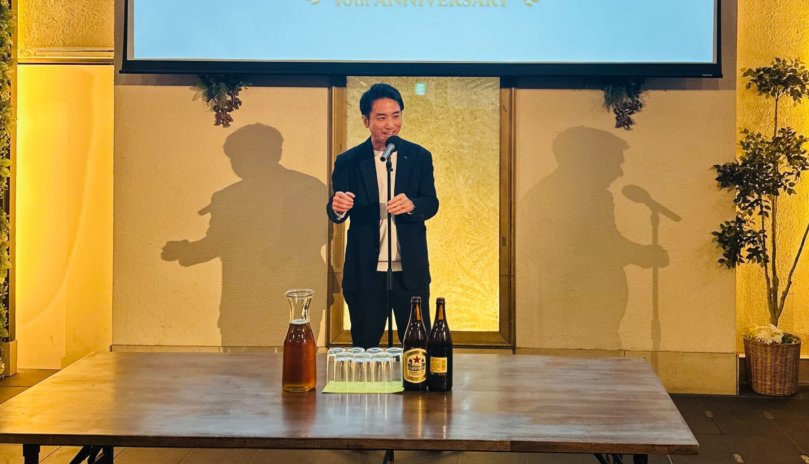 中庭での懇親の様子